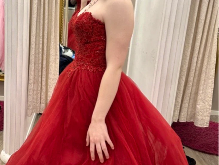 Rød vakker ballkjole (helt ny)