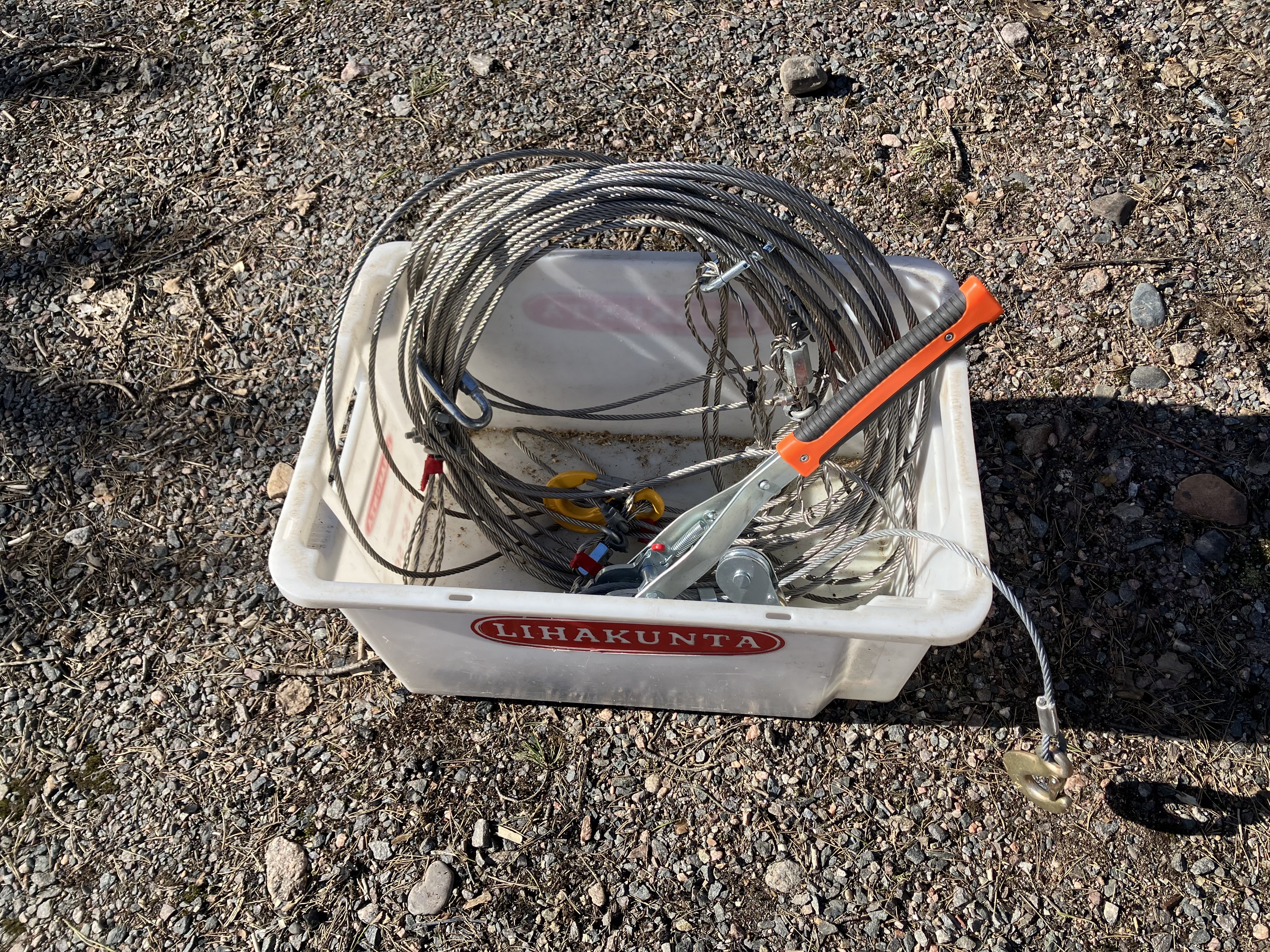 Puunkaatoon vinssi ja vaijerit