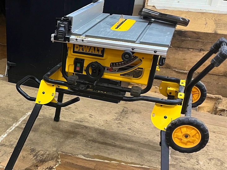 Bordsåg dewalt dw745-qs med mobil sågbord