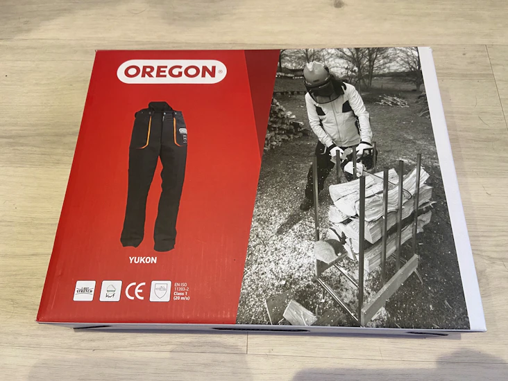 Sågskyddsbyxor och hjälm med visir och hörselkåpor