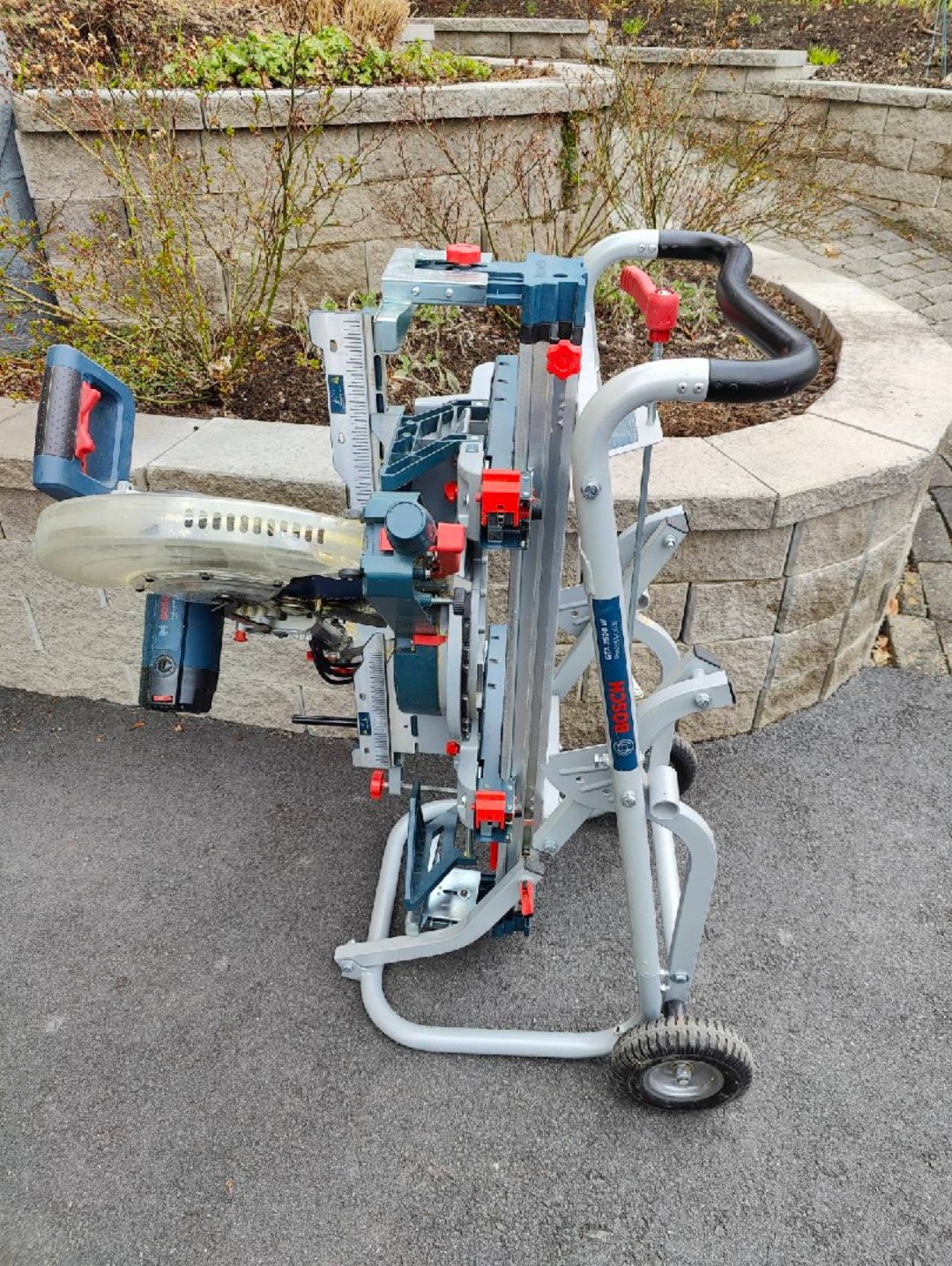 Stor såg med smidigt rullstativ 