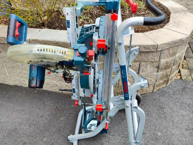 Stor såg med smidigt rullstativ