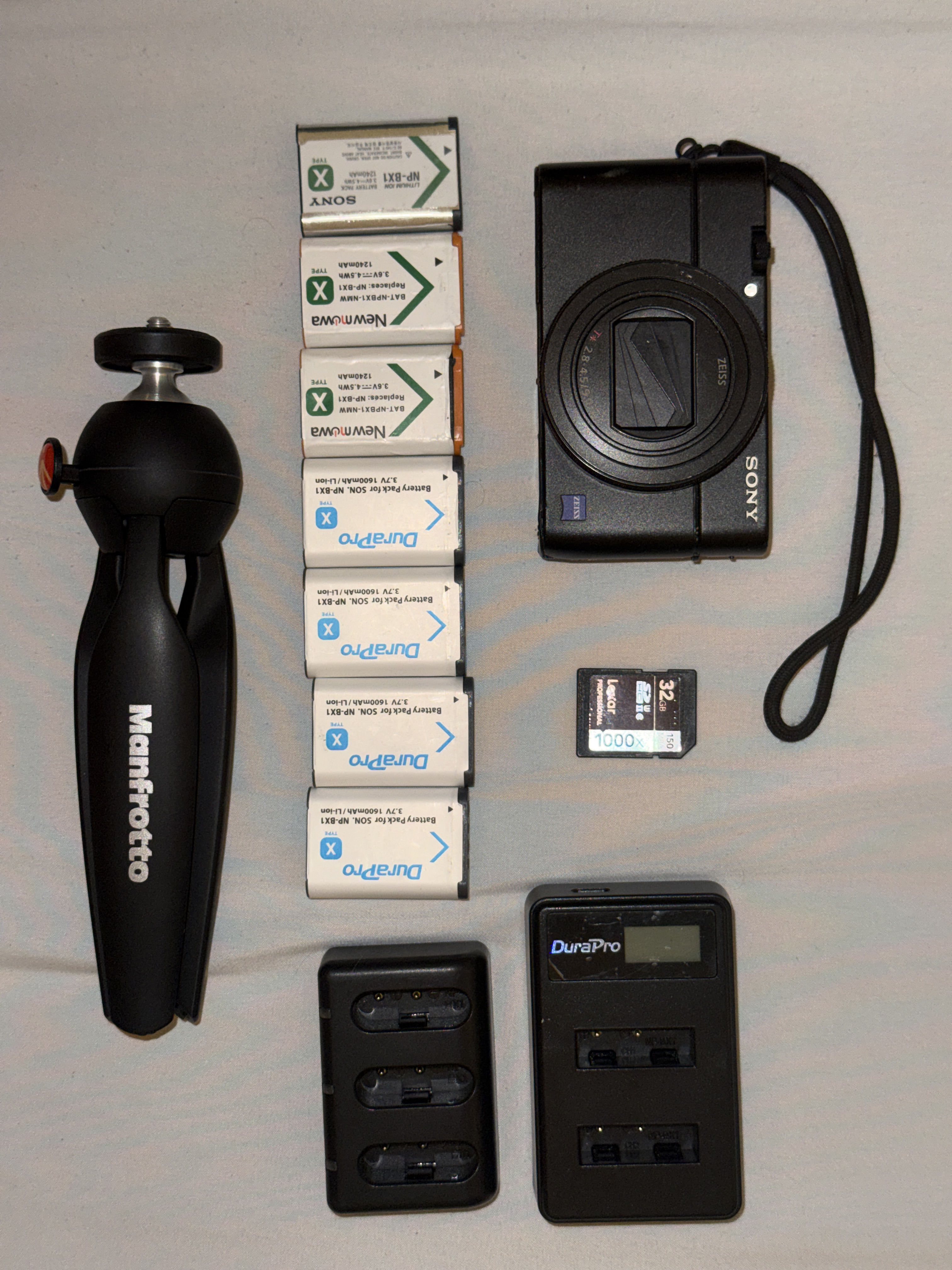 Sony rx100 vii / x7 batteries / x2 sd cards / tripod