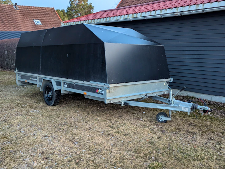 Stort släp med kåpa