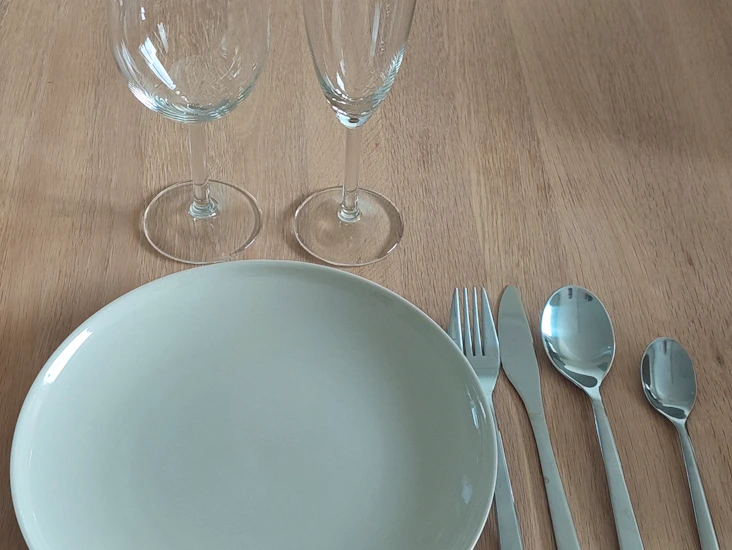 Tallrikar, bestick och glas för 30personer.