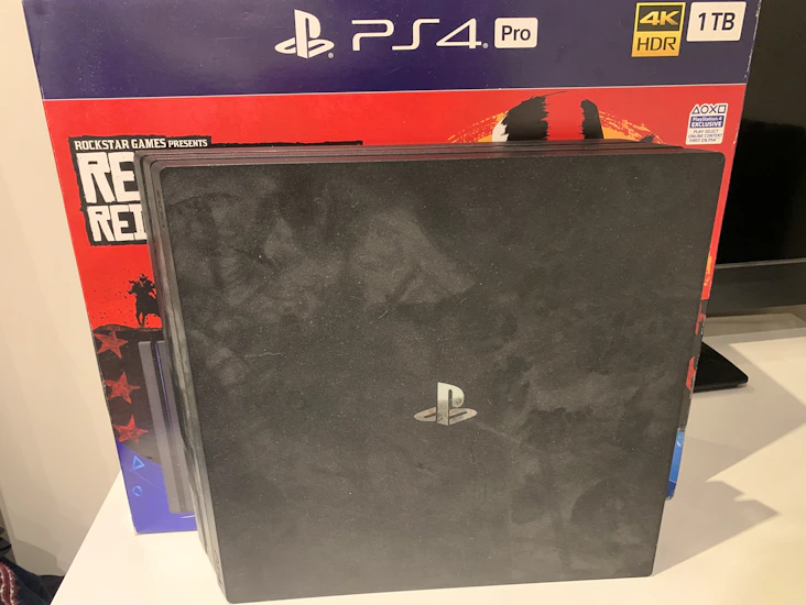 Ps4 pro, x2 controllers and games