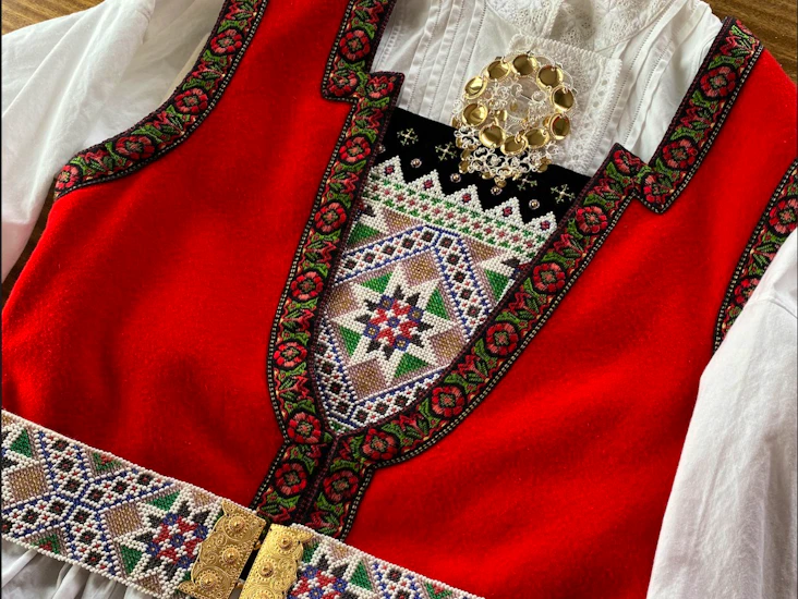 Nydelig hardangerbunad