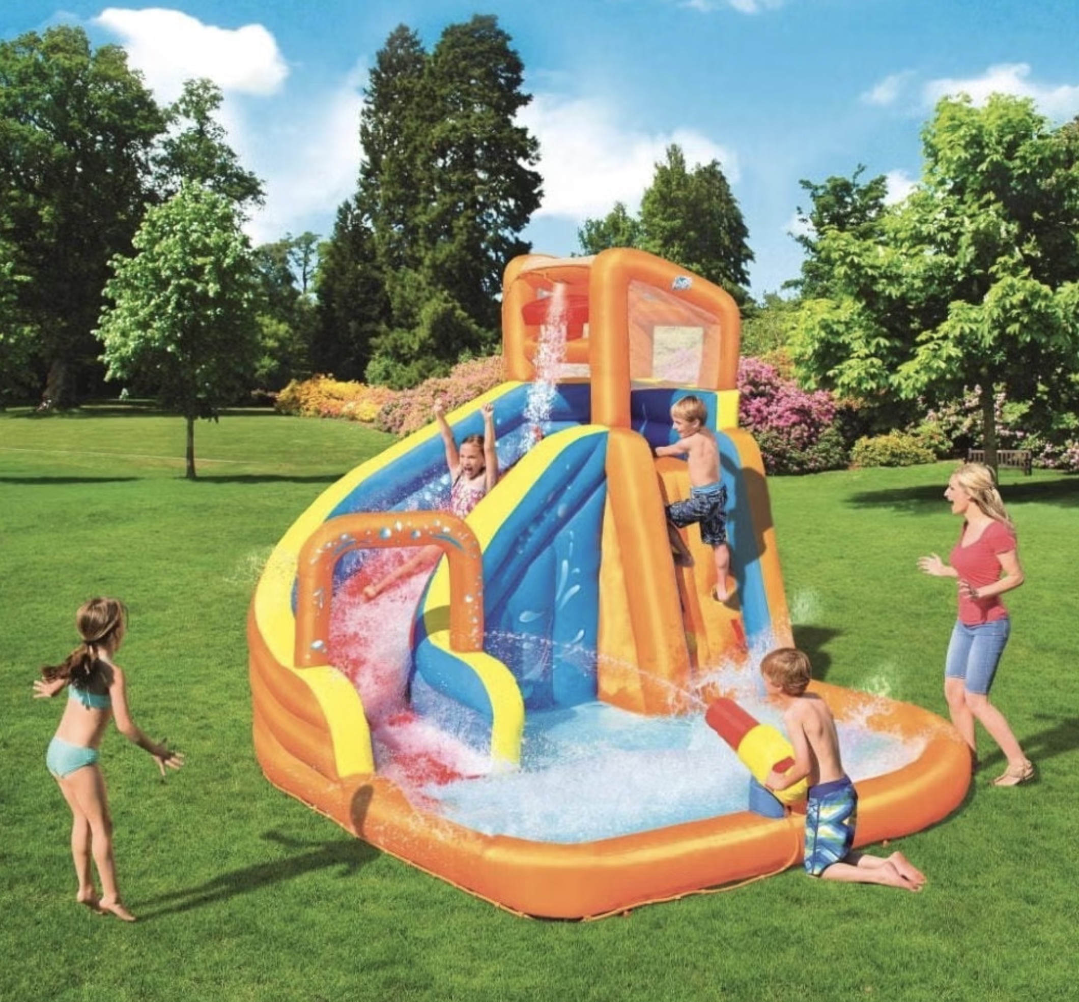 Hoppeslott med basseng og vannsklie