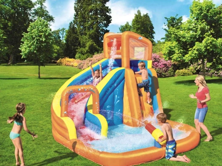 Hoppeslott med basseng og vannsklie