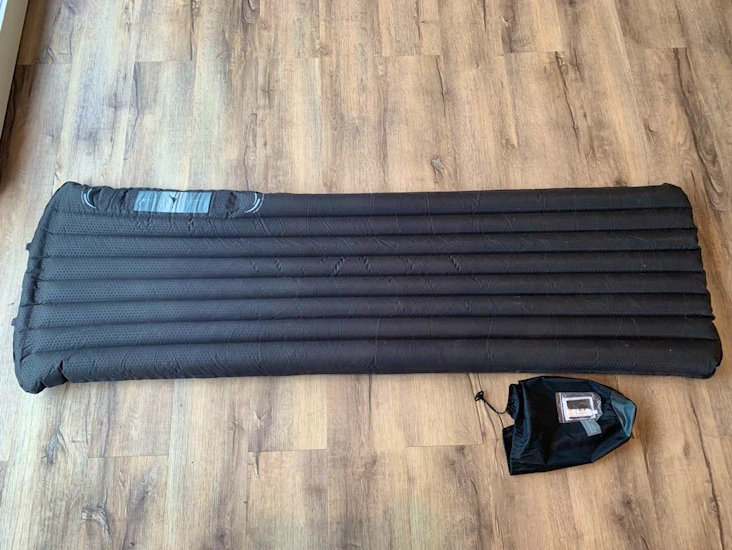 Dunluftmadrass inkl pumpe i madrassen