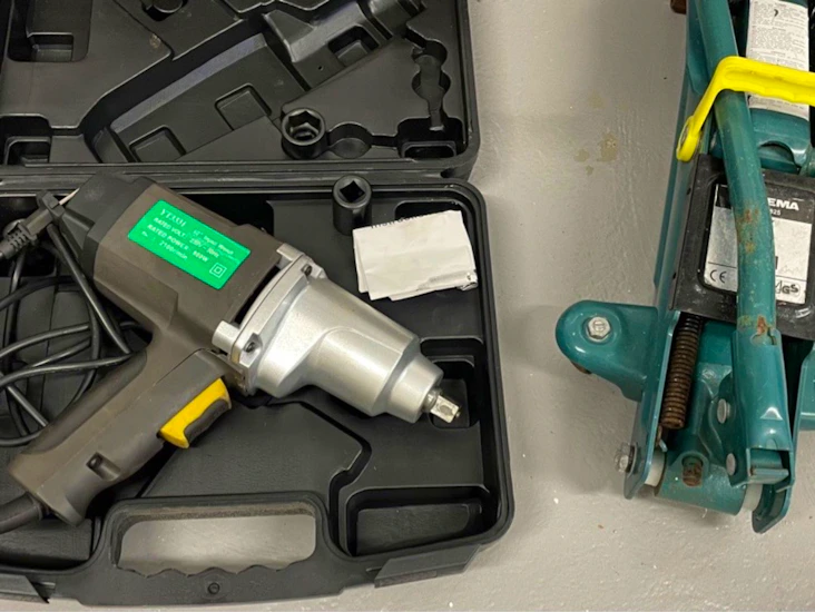 Däckbyte kit, mutterdragare och domkraft