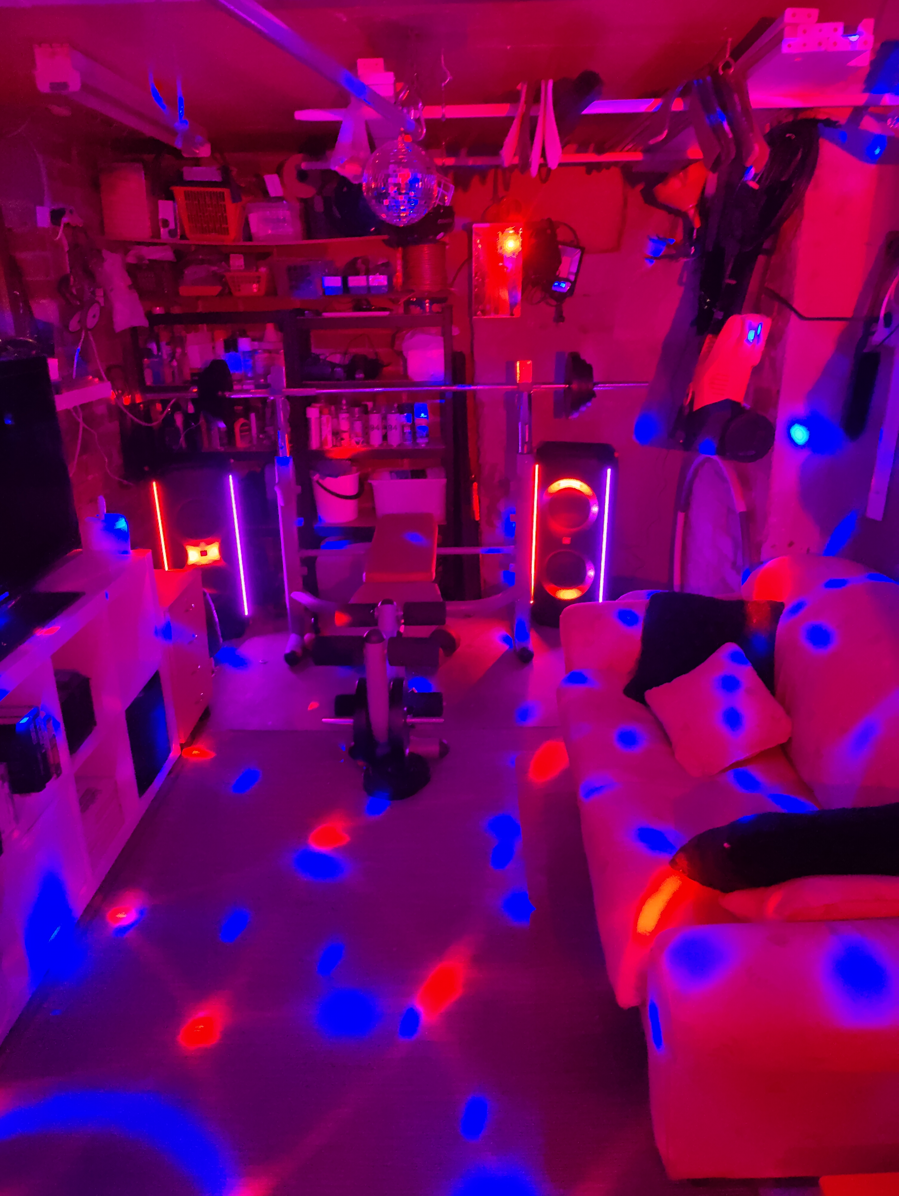 Jbl710 partybox 800w kaksi kpl. ja kaksi jbl langatonta mikrofonia