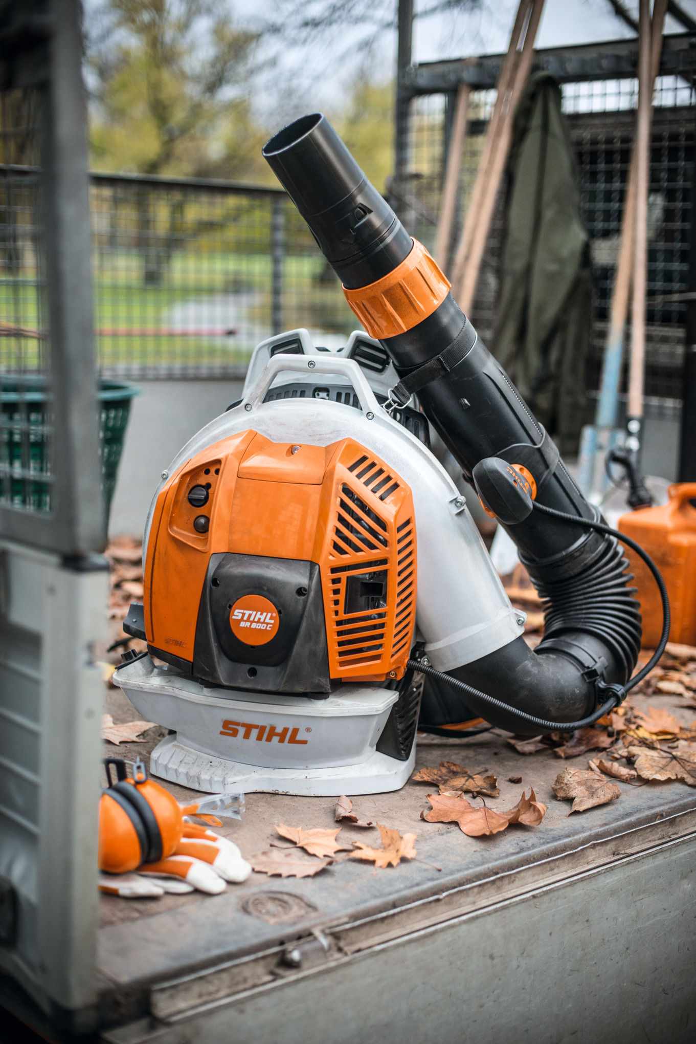 Stihl br 800 c-e til leie – stihls kraftigste bensindrevne løvblåser
