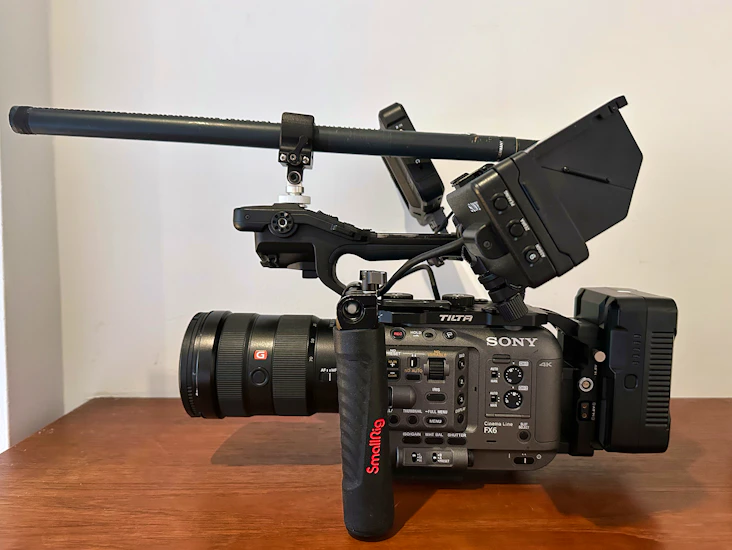 Sony fx6 run & gun cine camera kit with: 24-70 g master lens, neumman shotgun mic