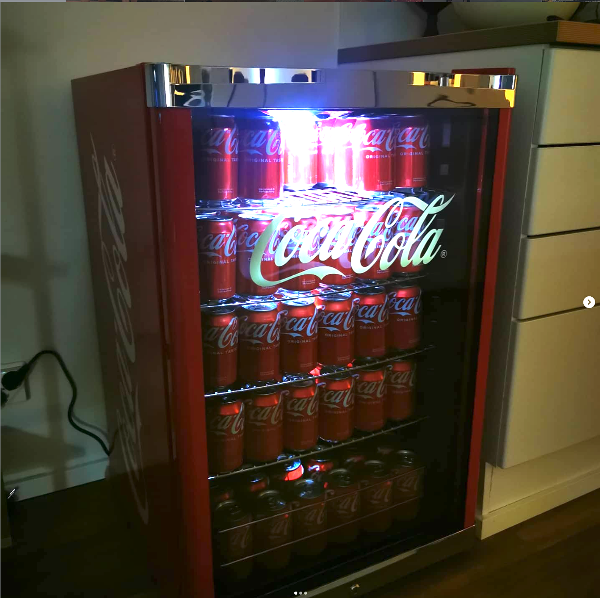 Punainen coca-cola kaappi lasiovella