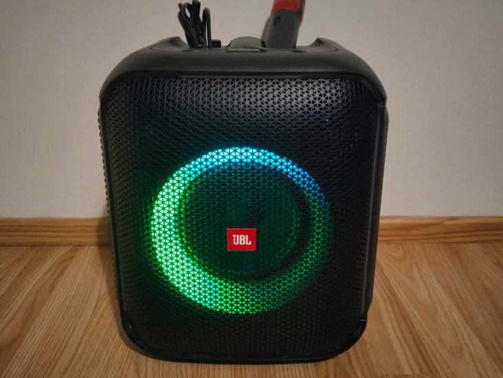 Kaiuttin ja karaoke partybox encore