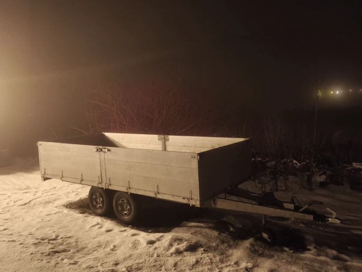 Stor henger med høye lemmer