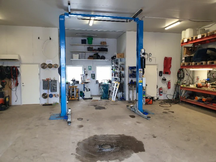 Verkstad med 2-pelarlyft