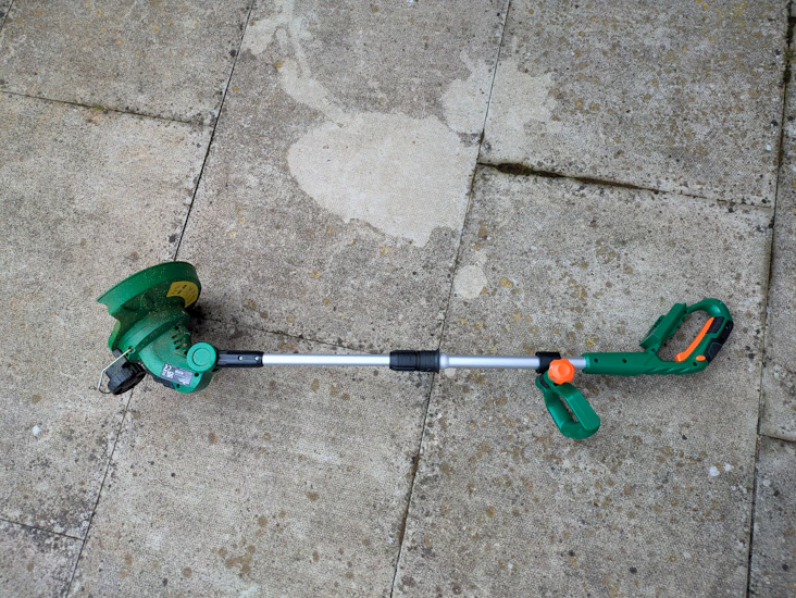 Battery-power lawn strimmer hawksmoor
