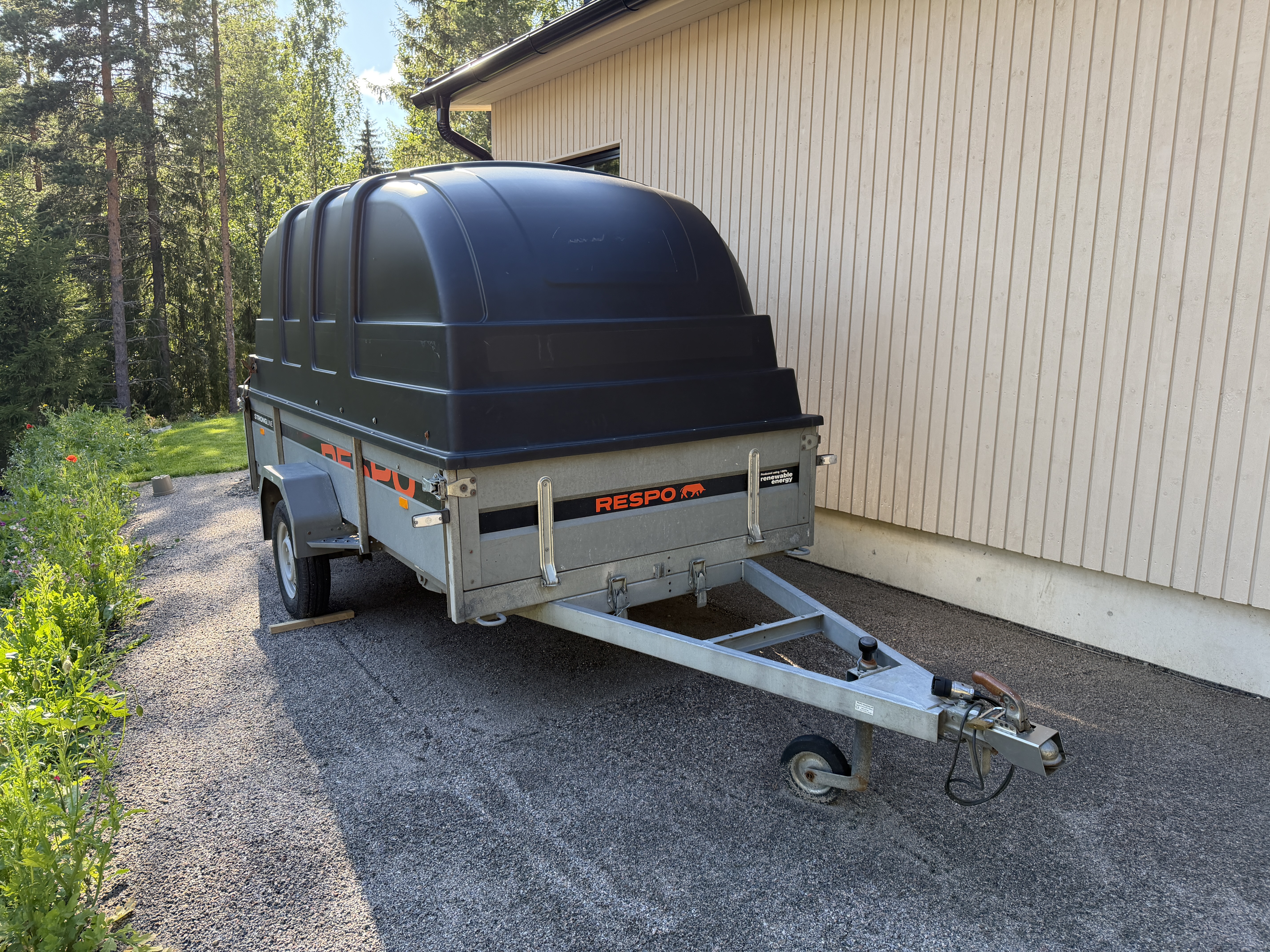 Tilava peräkärry (kuomukärry)
