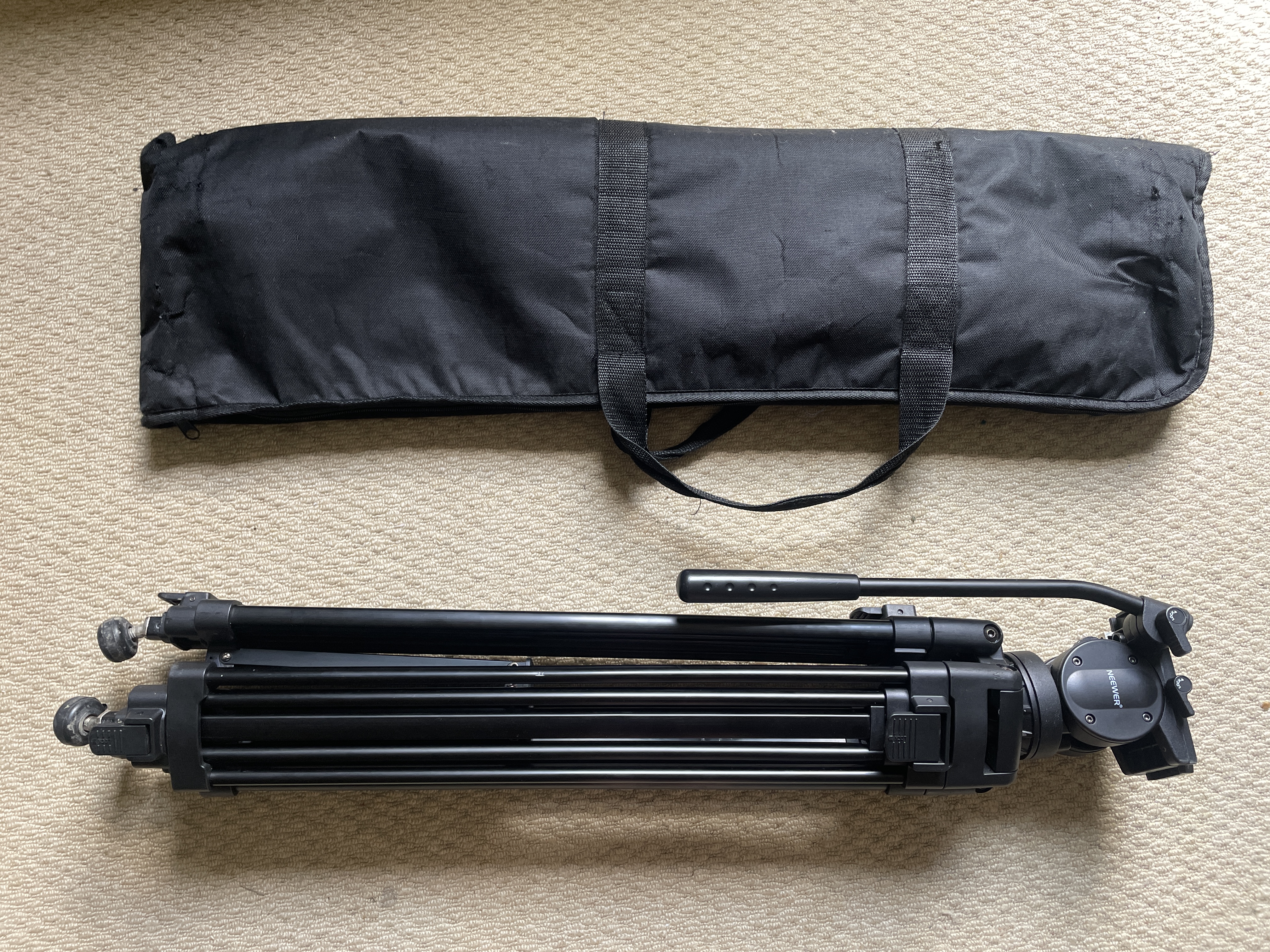 Fluid head tripod