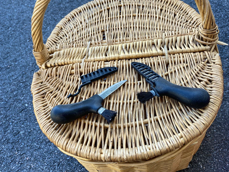 Svamp-kit med korg, borste och svampkniv