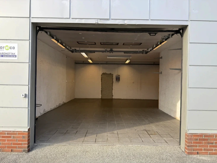 Frakkagjerd. del av verkstedhall på 200m2 med 3 meter høy port.