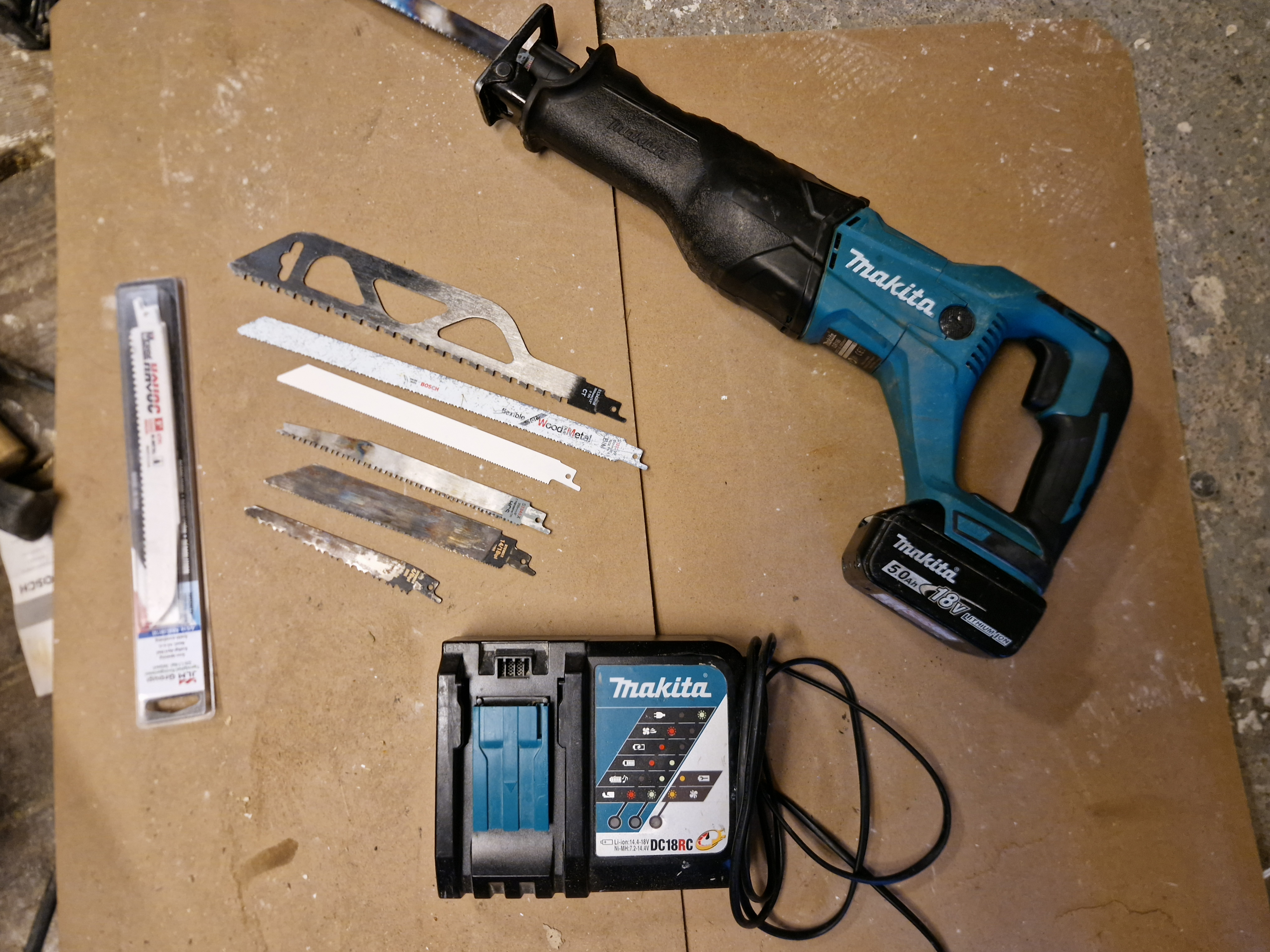 Makita tigersåg inkl tegel, metall, trä och plast blad