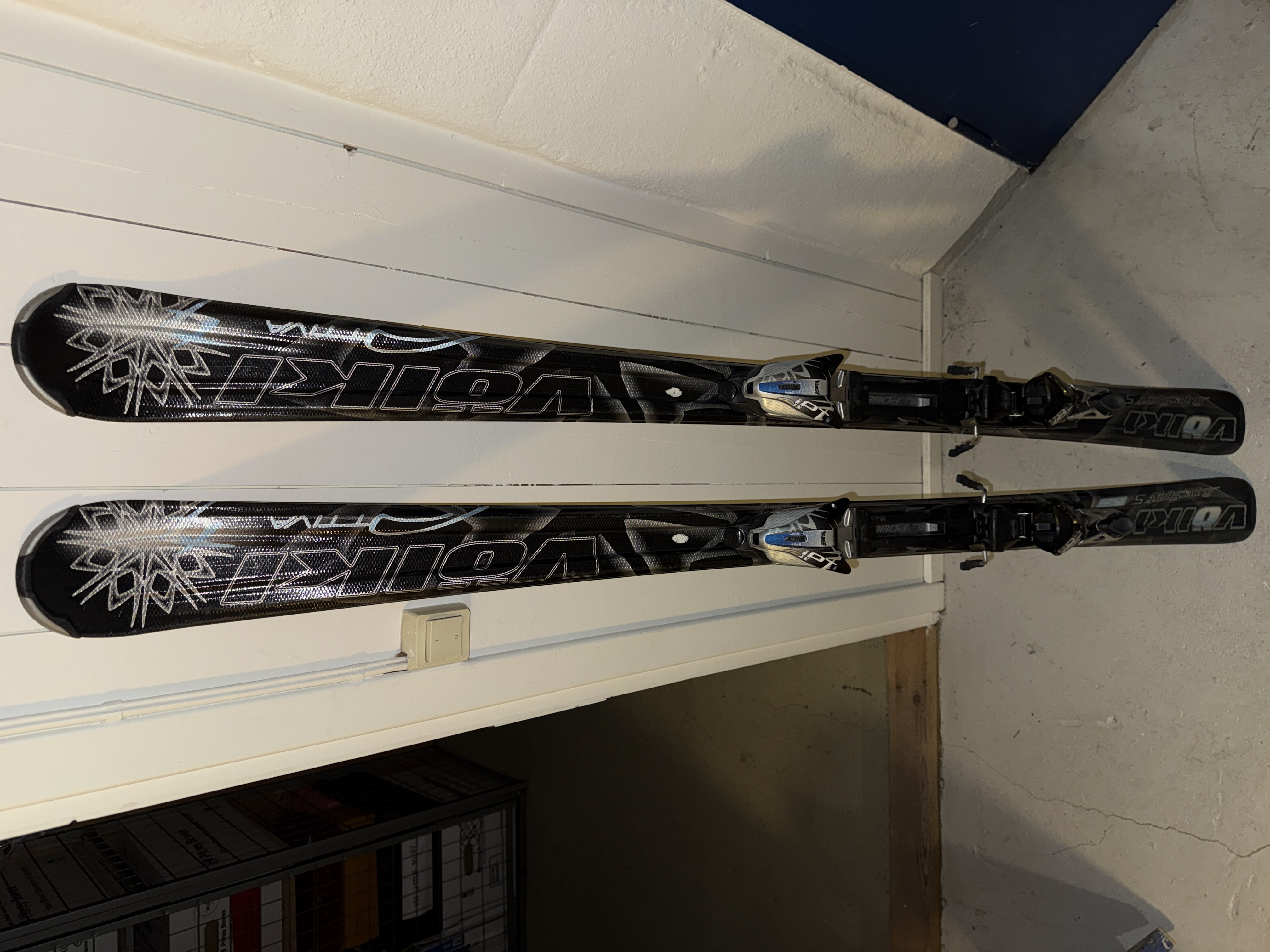 Volkl carvingski 161 cm til utleie, perfekt for nybegynner og lett øvet nivå