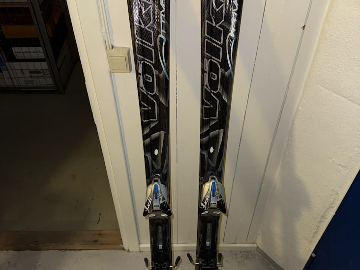 Volkl carvingski 161 cm til utleie, perfekt for nybegynner og lett øvet nivå