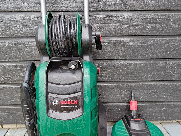 Kraftfull högtryckstvätt med munstycke för altantvätt