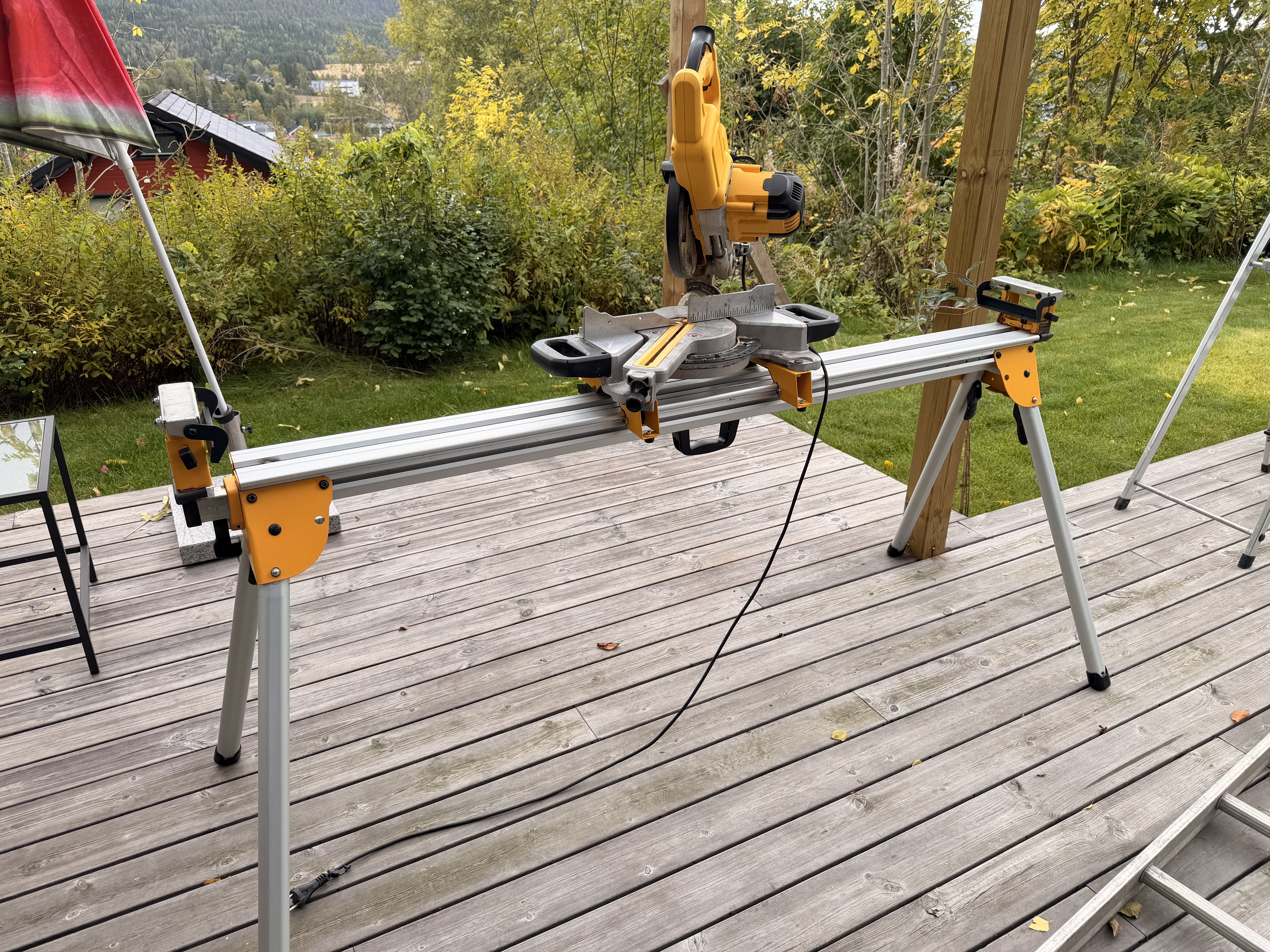 Dewalt kapp og gjærsag med arbeidsbord