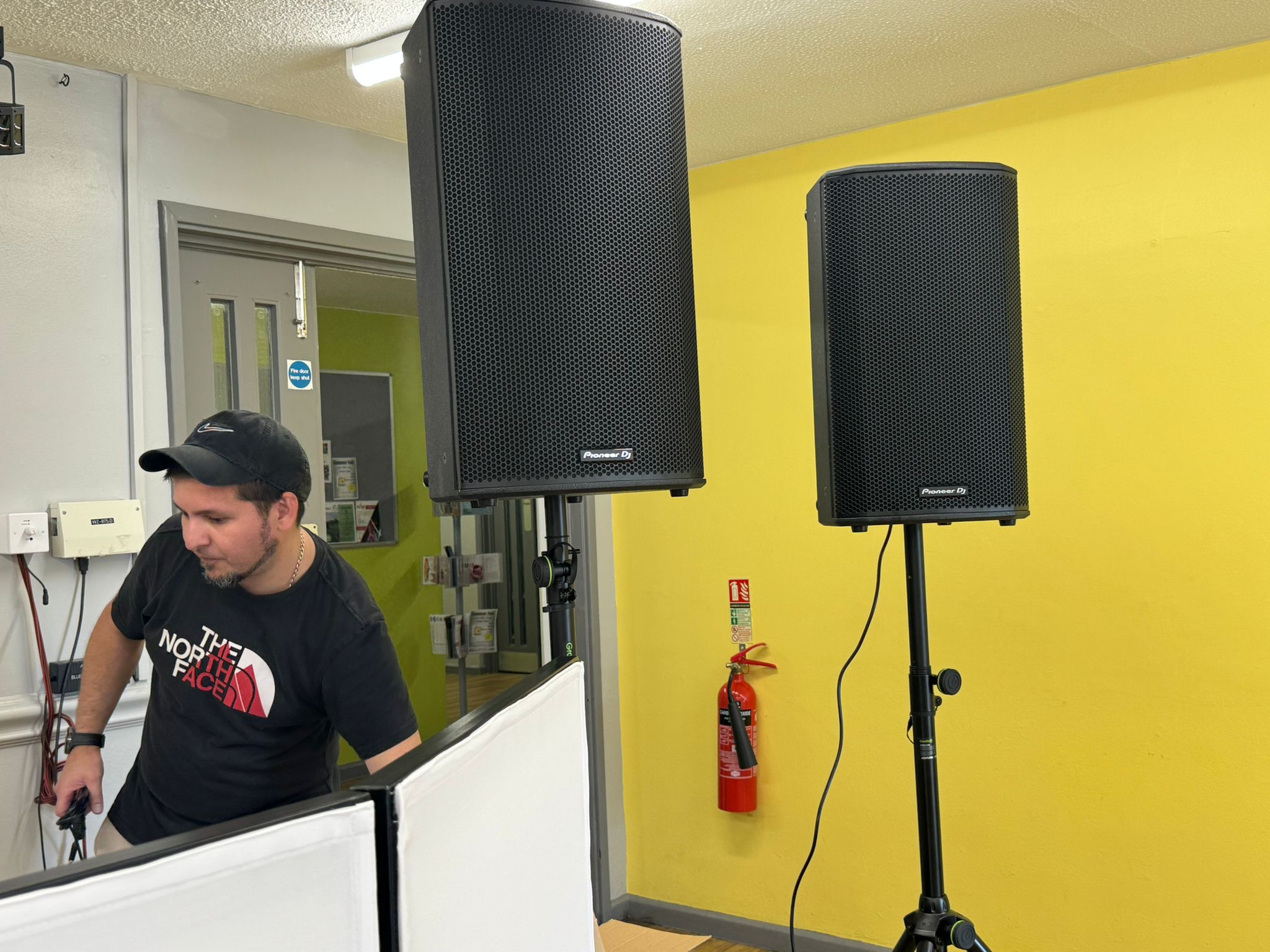 Hire 2x pioneer dj xprs152 15” speakers + yamaha mg16xu mixer – pa & mixing setup