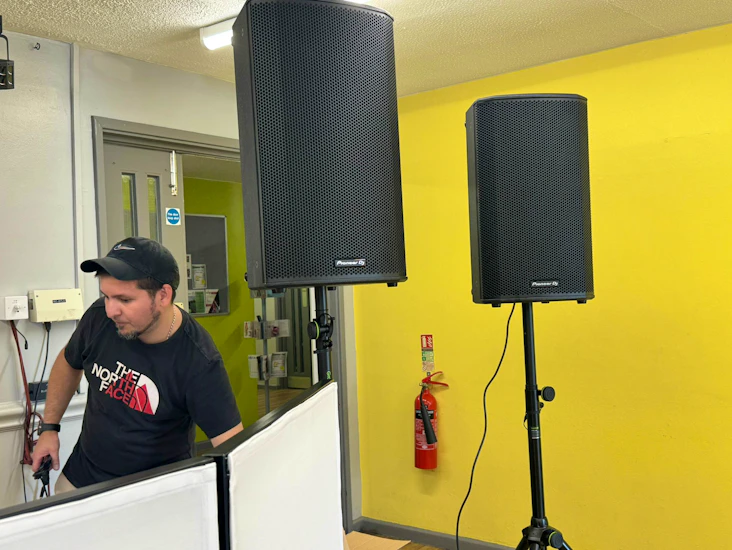 Hire 2x pioneer dj xprs152 15” speakers + yamaha mg16xu mixer – pa & mixing setup