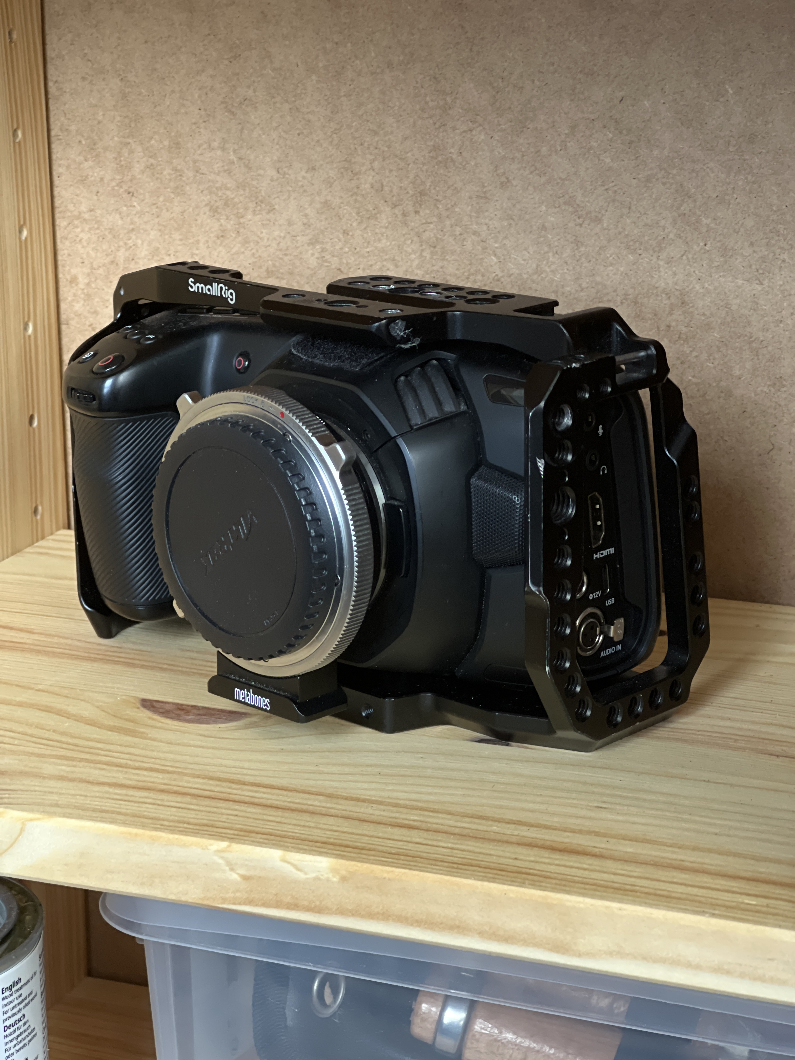 Blackmagic pocket cinema camera 4k + metabones ef-speedbooster