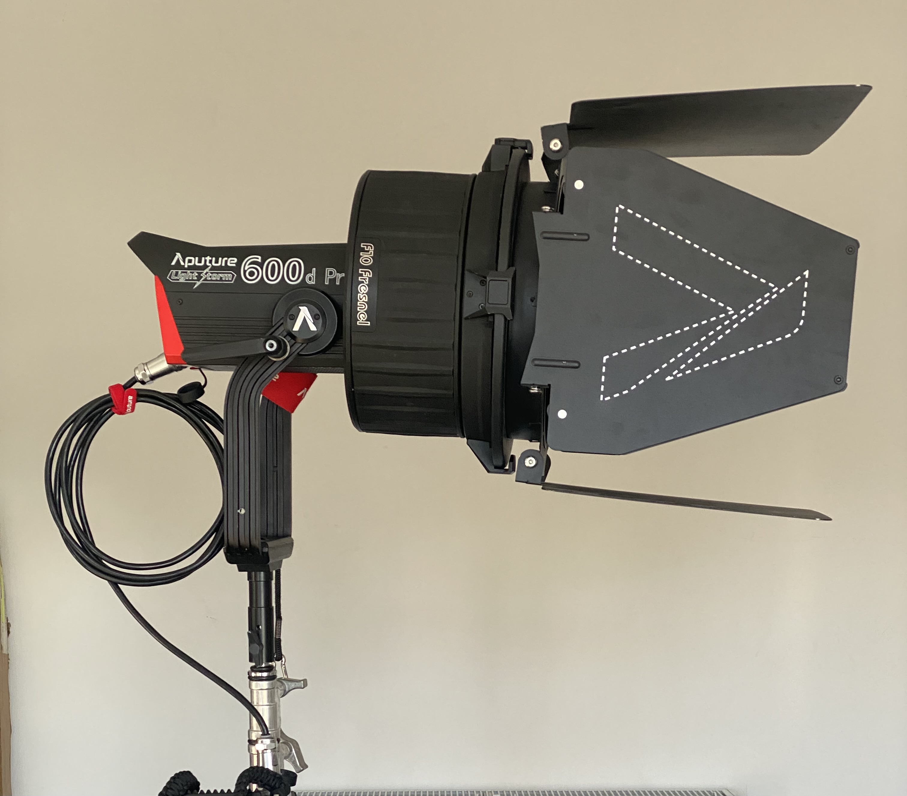 Aputure 600d pro + f10 fresnel + avenger stand bundle