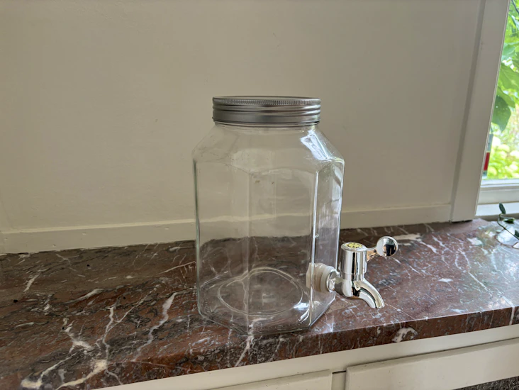 Stor serveringskaraff med kran