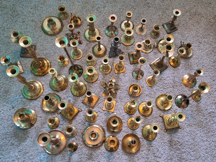 60 mässingljusstakar i olika storlekar