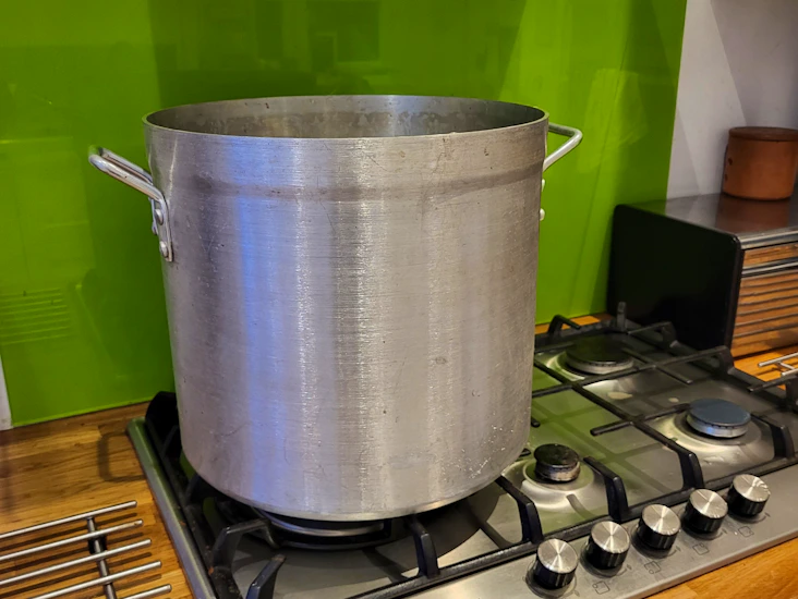 Catering pot with lid