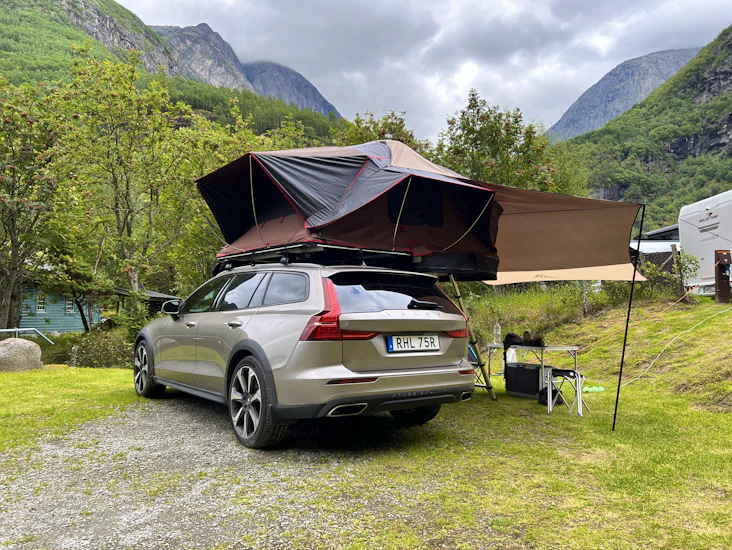 Car camping/roof tenting awning