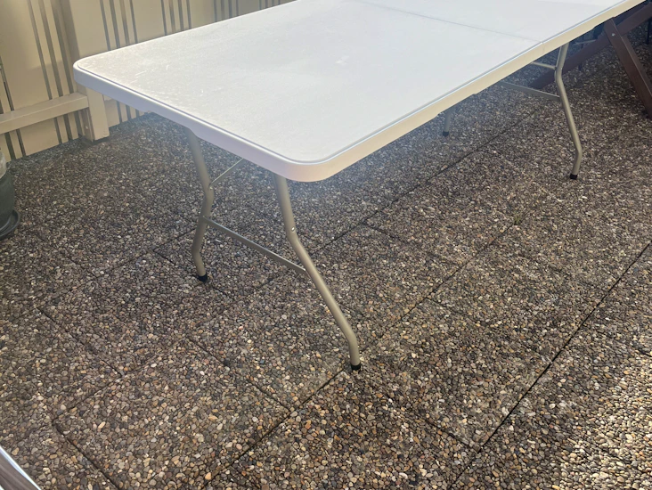 Ihopfällbart bord och klappstolar