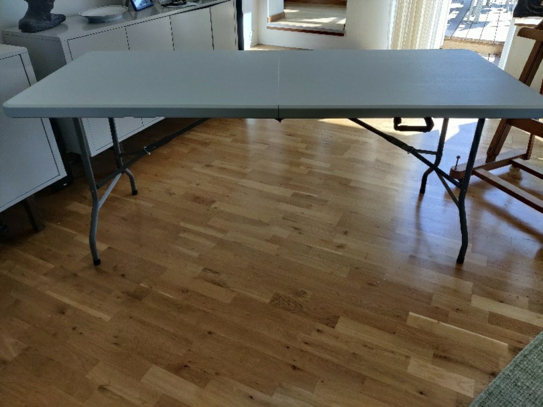 Tre hopfällbara bord för festen