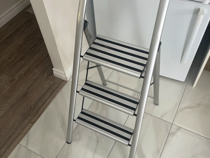 Aluminium stepladder