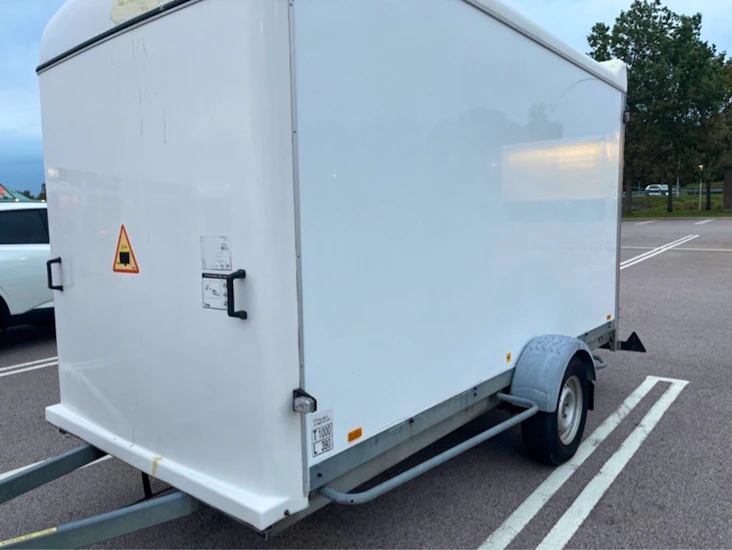 Flyttsläp skåpsläp thule