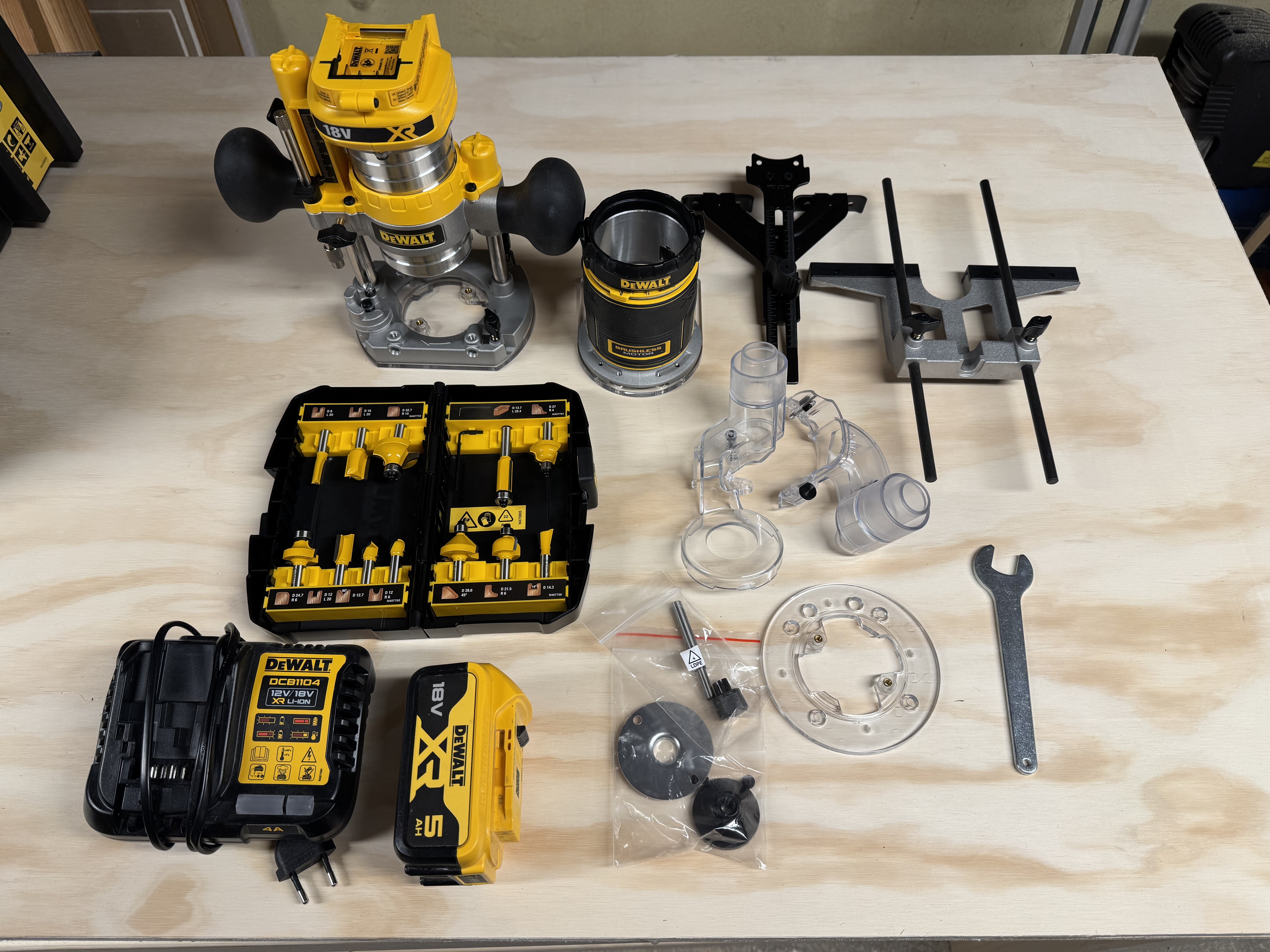 Dewalt batteridriven överhandsfräs med frässtål