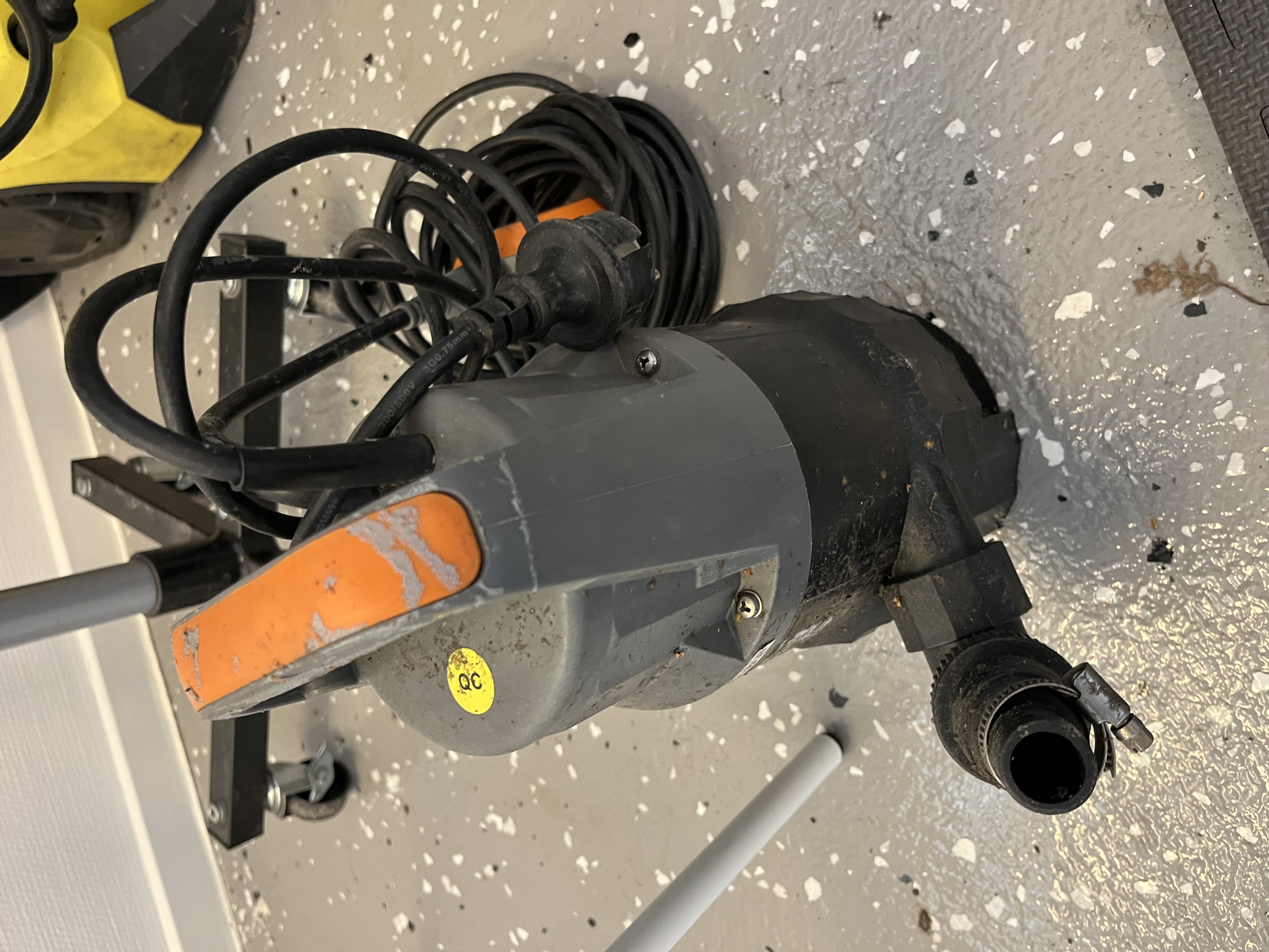 Dränkbar pump med slangar – perfekt för tömning av pool, källare och vattenansamlingar