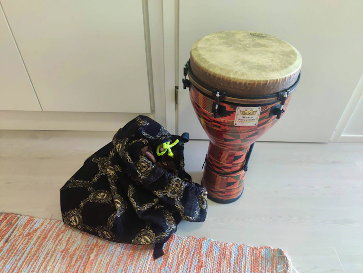 Remo 12′′ djembe kantopussilla