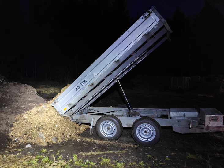 Saris 3-tons tippsläp, maskinsläp med 3-vägstipp