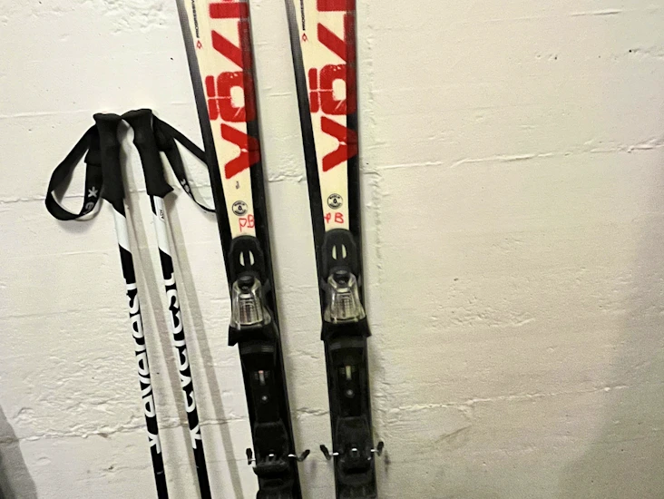 Slalomskidor 156 cm, stavar, pjäxor