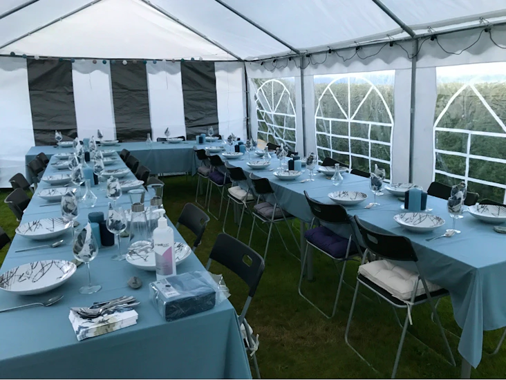 Stort partytelt, stoler og bord